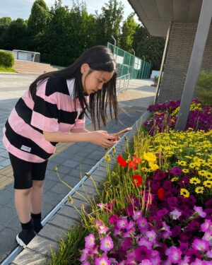 Jung Si-a Instagram - 서우: 나는 자연을 그리는 게 제일 좋아! 생명을 불어넣는 거 같거든~

나: 그러면 서우는 그림그려. 엄마는 옆에서 책읽을게~ 소풍같겠다!

그림을 그리며 세상을 표현하는 방법을 배우는 중인 #서우공주_ 🌱
살아가는데 큰 힘이 될거라 믿어🙏
우리 앞으로도 이 느림의  시간을 소홀히 하지말자♥️
축하해~🌷