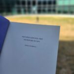 Jung Si-a Instagram - 같은 공간에서 각자가 좋아하는 다른 세계로의 여행⭐ 친구와 도서관 데이트📚 엄마스타일이라며 서우가 골라준 책 #이상한나라의책읽기 #죽음을읽는시간 서우의 새로운 최애책 #달리다보면