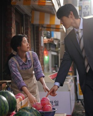 Jung Yi-seo Instagram - 복숭아 누르지 마시오
photo by @blackaura36.5