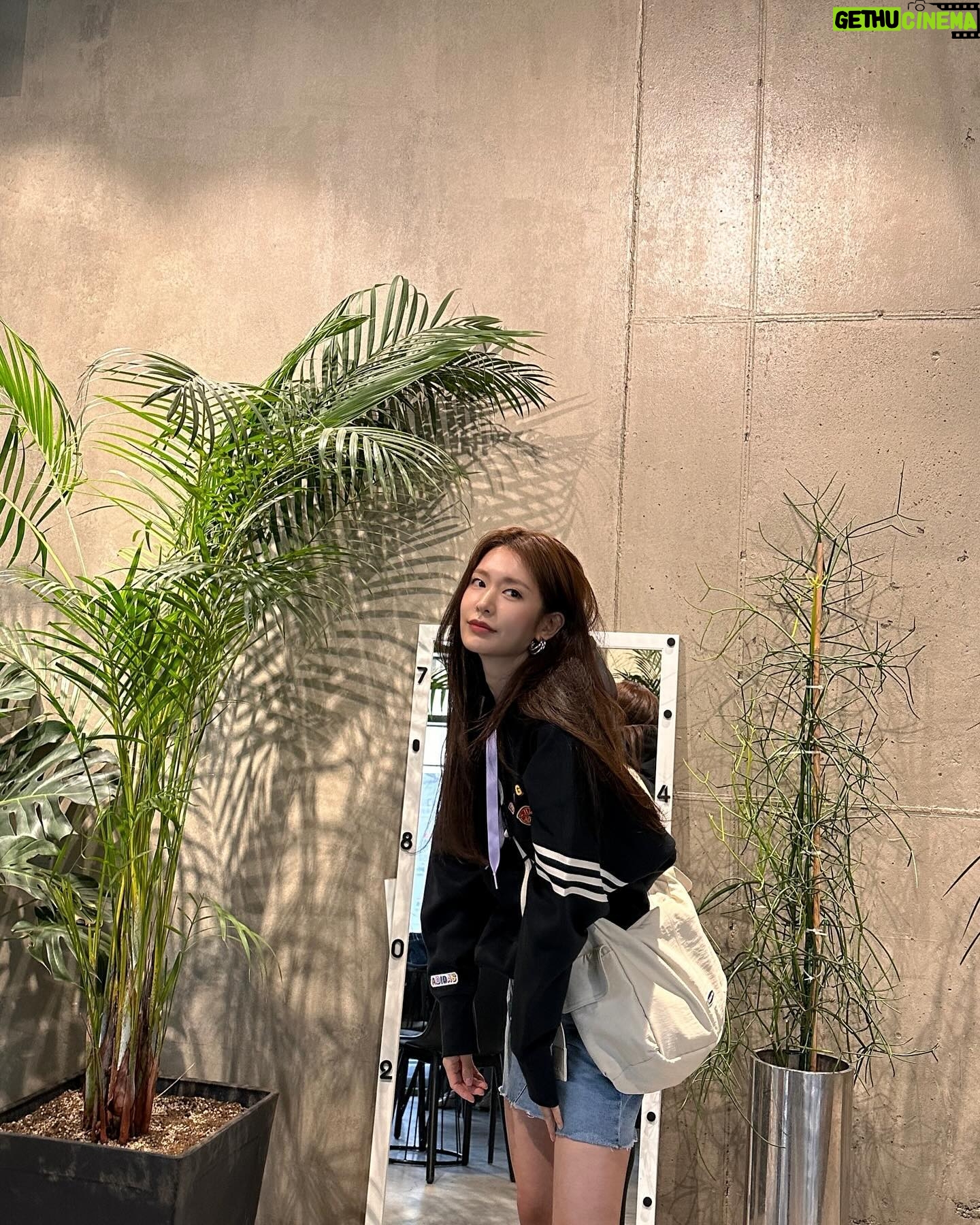 Jung Yoo-jin Instagram - Yeah! Happy Friday 🖤 @alavague.official @adidas @originals_kr