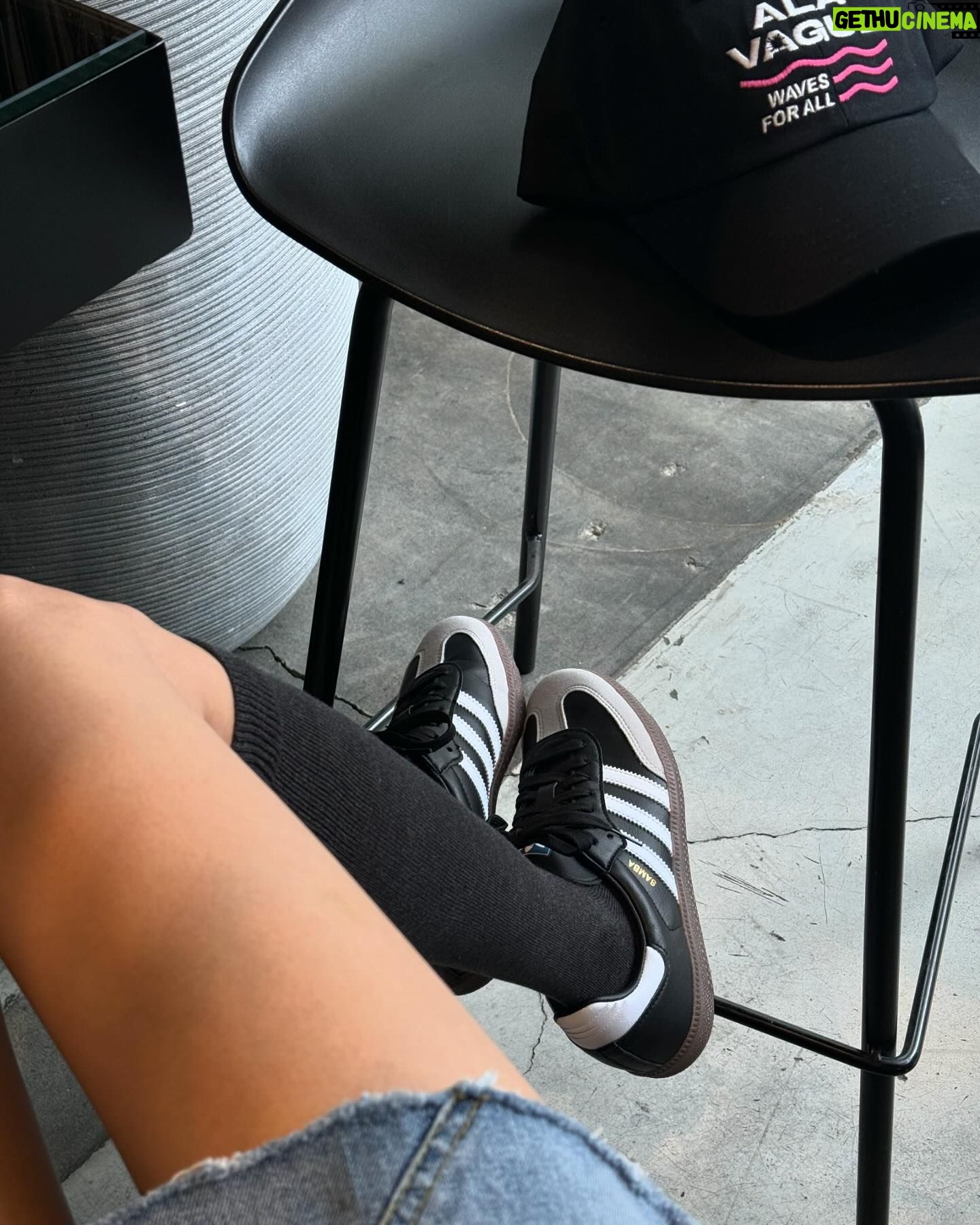 Jung Yoo-jin Instagram - Yeah! Happy Friday 🖤 @alavague.official @adidas @originals_kr