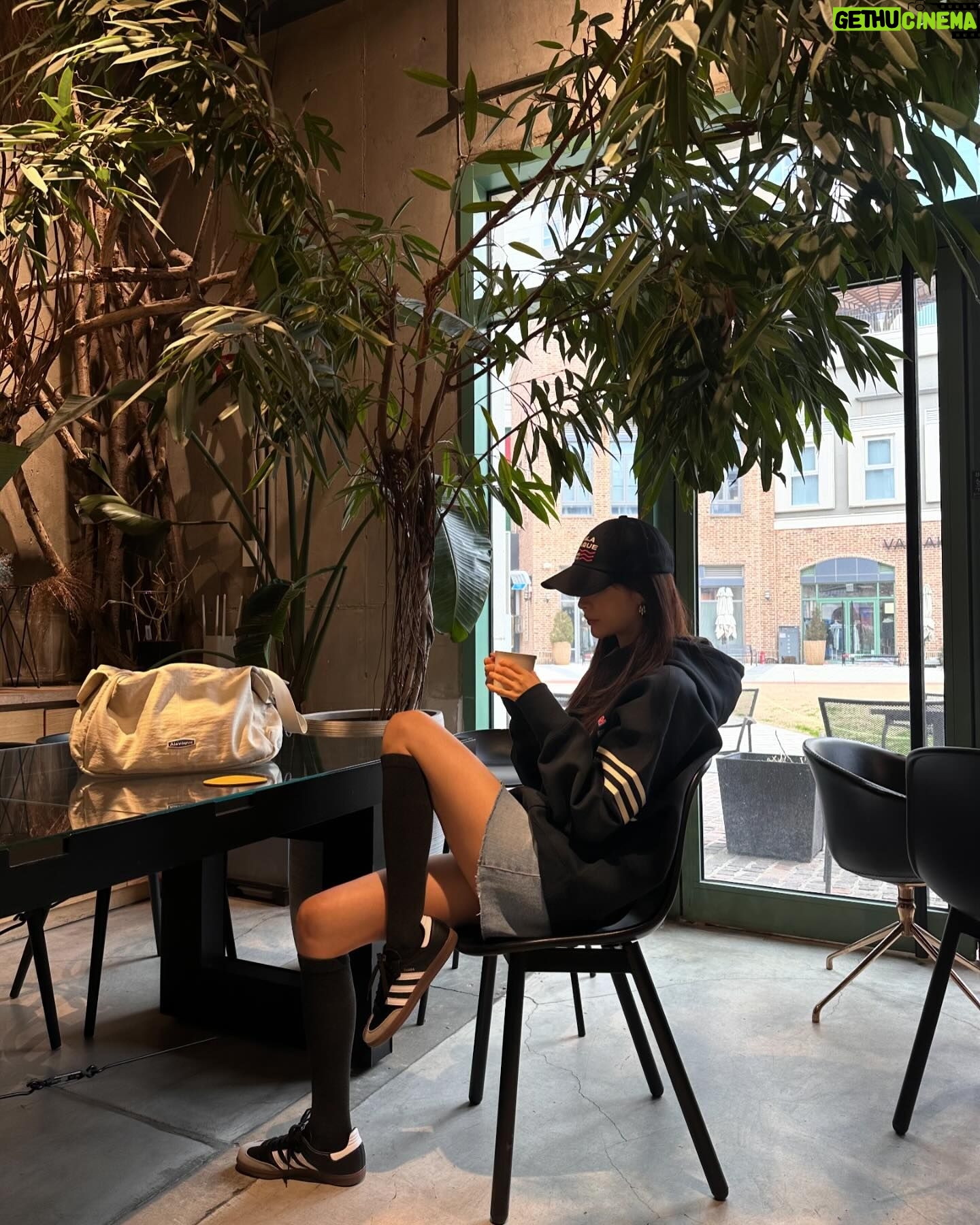 Jung Yoo-jin Instagram - Yeah! Happy Friday 🖤 @alavague.official @adidas @originals_kr