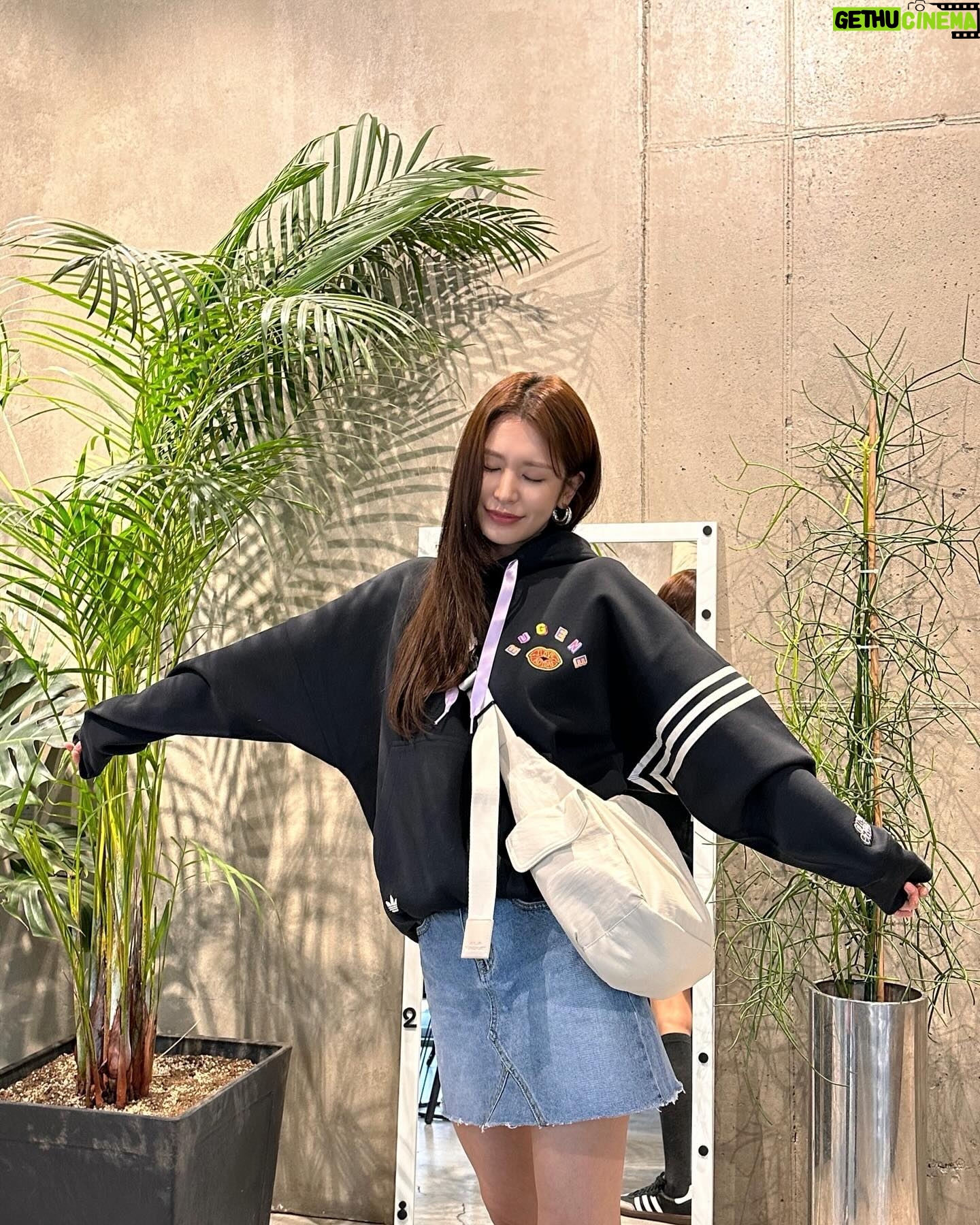 Jung Yoo-jin Instagram - Yeah! Happy Friday 🖤 @alavague.official @adidas @originals_kr