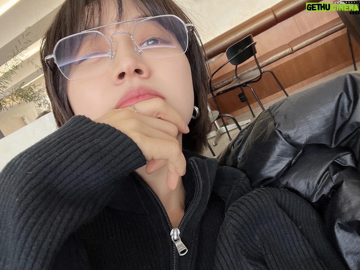 Jung Yoo-min Instagram - 🧏🏻♀️🧏🏻♀️🧏🏻♀️🧏🏻♀️📱💫