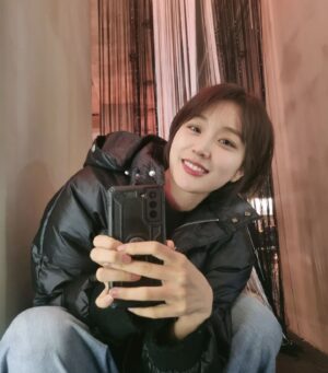 Jung Yoo-min Instagram - 🧏🏻‍♀️🧏🏻‍♀️🧏🏻‍♀️🧏🏻‍♀️📱💫