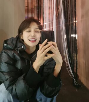 Jung Yoo-min Instagram - 🧏🏻‍♀️🧏🏻‍♀️🧏🏻‍♀️🧏🏻‍♀️📱💫