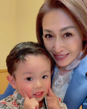 Junko Mihara Instagram - 甥っ子のハルト君と。この笑顔をずっと守っていきたい！
可愛くて、、おばちゃんはたまらんよ〜😁
