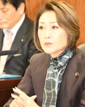 Junko Mihara Instagram - この度、環境委員長に就任致しました。
初の委員会にて大臣から所信をお聞きしました。