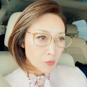 Junko Mihara Instagram - 久しぶりのメガネスタイル👓❣️

#メガネ女子 #できる風 #普段はコンタクト #三原じゅん子 #眼鏡スタイル