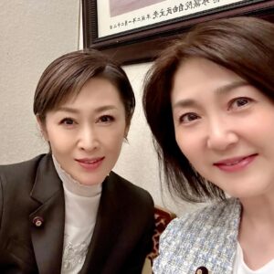 Junko Mihara Instagram - 本会議前の議員総会にて。

少しだけ後輩の生稲あきこ議員と😊