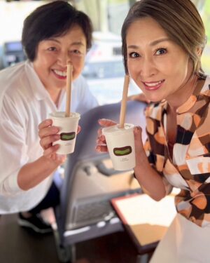 Junko Mihara Instagram - 宮城県仙台市へ。外崎浩子県議と街頭活動前にまず「ずんだシェイク」🥤