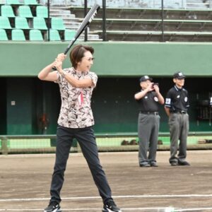 Junko Mihara Instagram - ボーイズリーグ神奈川県選手権大会に大会名誉会長として始球式に。ゴルフは自信あるけどバットはあまり握らないからな〜😅