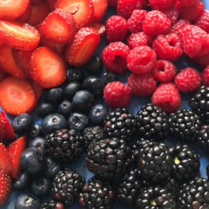 Justa Nobre Instagram - Guarda os frutos vermelhos no frigorífico e passados poucos dias estão podres? Experimente este truque: passe-os por água, seque-os com papel de cozinha e deixe-os repousar sobre o papel durante uma hora. Depois, coloque-os num frasco com uma folha de papel de cozinha por cima para absorver a humidade, feche bem e guarde no frigorífico.
.
.
#chefJustaNobre #JustaNobre #chef #cheflife #foodlovers #foodie #foodadventures #conceptfood #lisbon #lisbonchef #dicadajusta