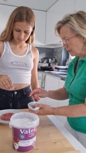 Justa Nobre Instagram - Hoje, a minha neta partilha o segredo de temperar a carne na perfeição com o sal da @vatelportugal. Um toque de mestre que adoro passar de geração em geração. Experimente! 

#chefJustaNobre #JustaNobre #chef #cheflife #foodlovers #foodie #foodadventures #conceptfood #lisbon #lisbonchef #dicadajusta