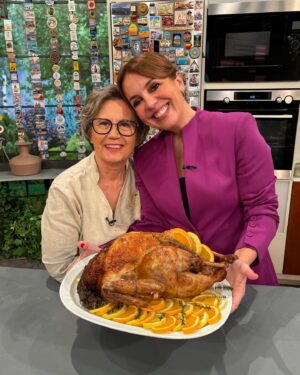 Justa Nobre Instagram - Nada melhor do que ter a maravilhosa @chef_justanobre a cozinhar o seu típico Peru Recheado no último programa antes do Natal 😋 A Tânia até ficou cansada só de pegar neste prato majestoso! E a Sílvia Alberto não descansou até ter uma fotografia com a Chef 🥰
