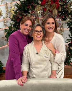 Justa Nobre Instagram - Nada melhor do que ter a maravilhosa @chef_justanobre a cozinhar o seu típico Peru Recheado no último programa antes do Natal 😋 A Tânia até ficou cansada só de pegar neste prato majestoso! E a Sílvia Alberto não descansou até ter uma fotografia com a Chef 🥰