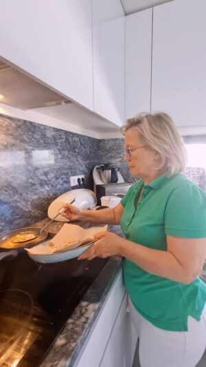Justa Nobre Instagram - Hoje estou na minha cozinha a preparar um aperitivo delicioso: amêndoas fritas! Com uma pitada de flor de sal da @vatelportugal e algumas ervas aromáticas, ficam irresistíveis!

Veja o vídeo e experimente aí em casa! 😋😋
.
.
#chefJustaNobre #JustaNobre #chef #cheflife #foodlovers #foodie #foodadventures #conceptfood #lisbon #lisbonchef #dicadajusta