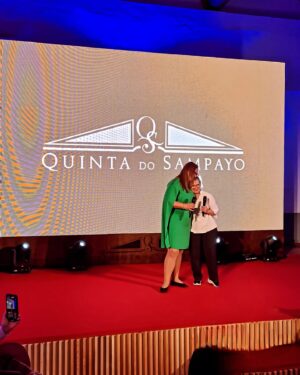 Justa Nobre Instagram - Chef Justa Nobre assina a cozinha do novo projeto de eventos e enoturismo da Quinta do Sampayo 🍷

A menos de uma hora de Lisboa, a Quinta do Sampayo fica em Vale da Pinta, junto ao Cartaxo, na região demarcada dos Vinhos do Tejo

E neste dia de apresentação das novidades a convidados especiais e à comunicação social, para além dos aperitivos da Chef Justa servidos na adega, incluindo a sua emblemática Sopa de Santola servida aqui numa chávena de café, provámos igualmente, num delicioso almoço, sempre cheio de sabor:

- Sopa de Robalo, com massinhas e camarões

- Bochechas de Porco a baixa temperatura, com especiarias, e acompanhadas de um salteado de batata-doce com linguiça e couve

- e as icónicas Farófias do “Nobre”

Tudo harmonizado com os novos Colheita de 2023 da Quinta do Sampayo, enologia de Marco Crespo – um branco de perfil cítrico (Arinto e Fernão Pires) e um tinto redondo e macio (Touriga Nacional, Castelão e Syrah)

E, depois, ainda houve Champagne para o brinde final!

@chef_justanobre 

@qta_do_sampayo 

#chef #justanobre #chefjustanobre #chefjusta #onobre #onobrebychefjustanobre #meetthechef #quintadosampayo #cartaxo #tejo #tejowines #vinhosdotejo 

#mesadochef #raullufinha