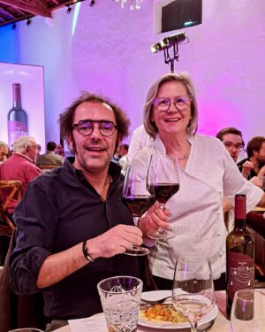 Justa Nobre Instagram - Chef Justa Nobre assina a cozinha do novo projeto de eventos e enoturismo da Quinta do Sampayo 🍷

A menos de uma hora de Lisboa, a Quinta do Sampayo fica em Vale da Pinta, junto ao Cartaxo, na região demarcada dos Vinhos do Tejo

E neste dia de apresentação das novidades a convidados especiais e à comunicação social, para além dos aperitivos da Chef Justa servidos na adega, incluindo a sua emblemática Sopa de Santola servida aqui numa chávena de café, provámos igualmente, num delicioso almoço, sempre cheio de sabor:

- Sopa de Robalo, com massinhas e camarões

- Bochechas de Porco a baixa temperatura, com especiarias, e acompanhadas de um salteado de batata-doce com linguiça e couve

- e as icónicas Farófias do “Nobre”

Tudo harmonizado com os novos Colheita de 2023 da Quinta do Sampayo, enologia de Marco Crespo – um branco de perfil cítrico (Arinto e Fernão Pires) e um tinto redondo e macio (Touriga Nacional, Castelão e Syrah)

E, depois, ainda houve Champagne para o brinde final!

@chef_justanobre 

@qta_do_sampayo 

#chef #justanobre #chefjustanobre #chefjusta #onobre #onobrebychefjustanobre #meetthechef #quintadosampayo #cartaxo #tejo #tejowines #vinhosdotejo 

#mesadochef #raullufinha