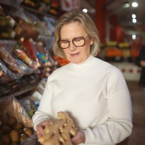 Justa Nobre Instagram - Na minha ida ao mercado encontrei um ingrediente que tanto gosto e que não podia deixar de trazer. Neste tempo mais fresco, gosto de usar gengibre nas minhas receitas ou para fazer chá. É saudável porque ativa o metabolismo e dá um toque especial de sabor.
⠀⠀⠀⠀⠀⠀⠀⠀⠀⠀
#chefJustaNobre #JustaNobre #chef #cheflife #foodlovers #foodie #foodadventures #conceptfood #lisbon #lisbonchef #dicadajusta