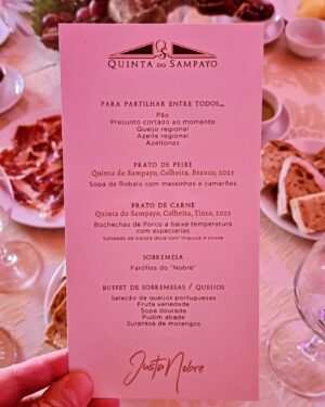 Justa Nobre Instagram - Chef Justa Nobre assina a cozinha do novo projeto de eventos e enoturismo da Quinta do Sampayo 🍷

A menos de uma hora de Lisboa, a Quinta do Sampayo fica em Vale da Pinta, junto ao Cartaxo, na região demarcada dos Vinhos do Tejo

E neste dia de apresentação das novidades a convidados especiais e à comunicação social, para além dos aperitivos da Chef Justa servidos na adega, incluindo a sua emblemática Sopa de Santola servida aqui numa chávena de café, provámos igualmente, num delicioso almoço, sempre cheio de sabor:

- Sopa de Robalo, com massinhas e camarões

- Bochechas de Porco a baixa temperatura, com especiarias, e acompanhadas de um salteado de batata-doce com linguiça e couve

- e as icónicas Farófias do “Nobre”

Tudo harmonizado com os novos Colheita de 2023 da Quinta do Sampayo, enologia de Marco Crespo – um branco de perfil cítrico (Arinto e Fernão Pires) e um tinto redondo e macio (Touriga Nacional, Castelão e Syrah)

E, depois, ainda houve Champagne para o brinde final!

@chef_justanobre 

@qta_do_sampayo 

#chef #justanobre #chefjustanobre #chefjusta #onobre #onobrebychefjustanobre #meetthechef #quintadosampayo #cartaxo #tejo #tejowines #vinhosdotejo 

#mesadochef #raullufinha