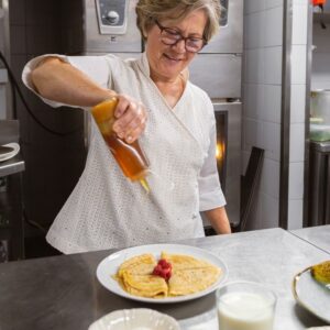 Justa Nobre Instagram - Com todo o coração e habilidade, dedico-me a uma causa especial: criar estas irresistíveis panquecas com mel para o Instituto de Cardiologia! Cada uma é feita com amor e carinho, pensando no bem-estar de cada apreciador. Afinal, a comida é o melhor remédio! ☺️
⠀⠀⠀⠀⠀⠀⠀⠀⠀⠀
#chefJustaNobre #JustaNobre #chef #cheflife #foodlovers #foodie #foodadventures #conceptfood #lisbon #lisbonchef #dicadajusta