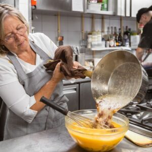 Justa Nobre Instagram - Já sinto o aroma do Natal a invadir a minha cozinha! Hoje, estou a preparar um dos doces que mais gosto nesta época: as Sopas Douradas.
⠀⠀⠀⠀⠀⠀⠀⠀⠀⠀
Cada passo desta receita traz-me memórias calorosas de Natais passados com a minha família. ❤️
⠀⠀⠀⠀⠀⠀⠀⠀⠀⠀
#chefJustaNobre #JustaNobre #chef #cheflife #foodlovers #foodie #foodadventures #conceptfood #lisbon #lisbonchef #dicadajusta