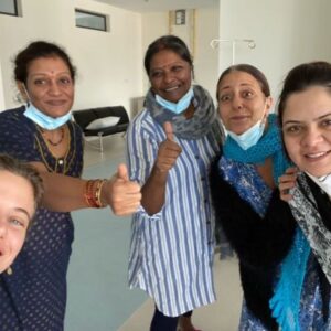 Justina Bustos Instagram - 3 años y 5 meses de quedarme varada en una isla del Océano Índico. Este mes de abril el día 20 y 23 voy a estar compartiendo mi documental “Sola en el paraíso” en el festival BAFICI. Opera prima que dirigí junto a @vikicomu y producimos junto @comunidad.orsai @casciari @joaco_mborchex @javierfurgang . Que emoción poder compartir esta historia.

En el docu actuamos con: @mariano.saborido @moseinconora @camilosicamilo 

Gracias los 938 socios productores que apostaron al documental (los espero en las salas) 
Gracias infinitas a toda mi familia, amigos, gente por acompañarme en este proceso.

@monigdi te agradezco infinitamente por todo. 

 LAS ENTRADAS SALEN A LA VENTA MAÑANA, MARTES 9 de abril. (Mañana subo el link)
