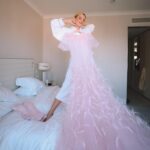 Justina Bustos Instagram - 77ª edición del Festival de Cannes con @campariarg #CampariCinema #WeAreCinema #Cannes2024 #EnjoyResponsibly @verodelacanal @rickysarkany @floboskis.stad Beber con moderación, prohibida su venta a menores de 18 años