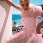 Justina Bustos Instagram - 77ª edición del Festival de Cannes con @campariarg #CampariCinema #WeAreCinema #Cannes2024 #EnjoyResponsibly @verodelacanal @rickysarkany @floboskis.stad Beber con moderación, prohibida su venta a menores de 18 años