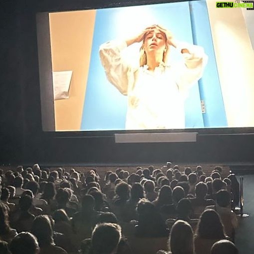 Justina Bustos Instagram - Después de la marcha! Los espero hoy @cinearte.cacodelphia 19:50 pm. “Sola en el paraíso” Graaaaacias por el sabadooooo. No lo voy a olvidar 💜
