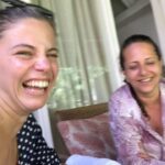 Justina Bustos Instagram - 3 años y 5 meses de quedarme varada en una isla del Océano Índico. Este mes de abril el día 20 y 23 voy a estar compartiendo mi documental “Sola en el paraíso” en el festival BAFICI. Opera prima que dirigí junto a @vikicomu y producimos junto @comunidad.orsai @casciari @joaco_mborchex @javierfurgang . Que emoción poder compartir esta historia. En el docu actuamos con: @mariano.saborido @moseinconora @camilosicamilo Gracias los 938 socios productores que apostaron al documental (los espero en las salas) Gracias infinitas a toda mi familia, amigos, gente por acompañarme en este proceso. @monigdi te agradezco infinitamente por todo. LAS ENTRADAS SALEN A LA VENTA MAÑANA, MARTES 9 de abril. (Mañana subo el link)
