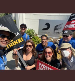 Justina Machado Instagram - We had a little Odaat reunion today at Sony!! Saw other fellow artists out there too!! It’s hot out there!! Stay hydrated !! @sagaftra 💪🏽💪🏽 fighting for what we deserve!! Happy Tuesday mi Gente ♥️♥️