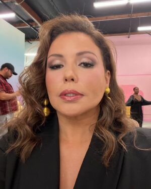 Justina Machado Instagram - Feeling myself at a photo shoot today 😜😜😜 Happy Tuesday mi Gente!!!