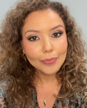 Justina Machado Instagram - Early morning interview with @tamronhallshow!! Love her!!
 Makeup by my number one @mariedelprete  Hair by me 😜  Happy Wednesday mi Gente