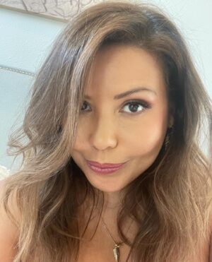 Justina Machado Instagram - Feeling the straight hair today😜😜 Happy Tuesday mi Gente!!!