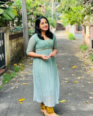 Jyothi Krishna Instagram - തൃശൂർ എത്തിട്ട ❤️ 

📸 @mi.shhall 

#naadu #thrissur #mythrissur #hometown #vacation #jyothikrishna