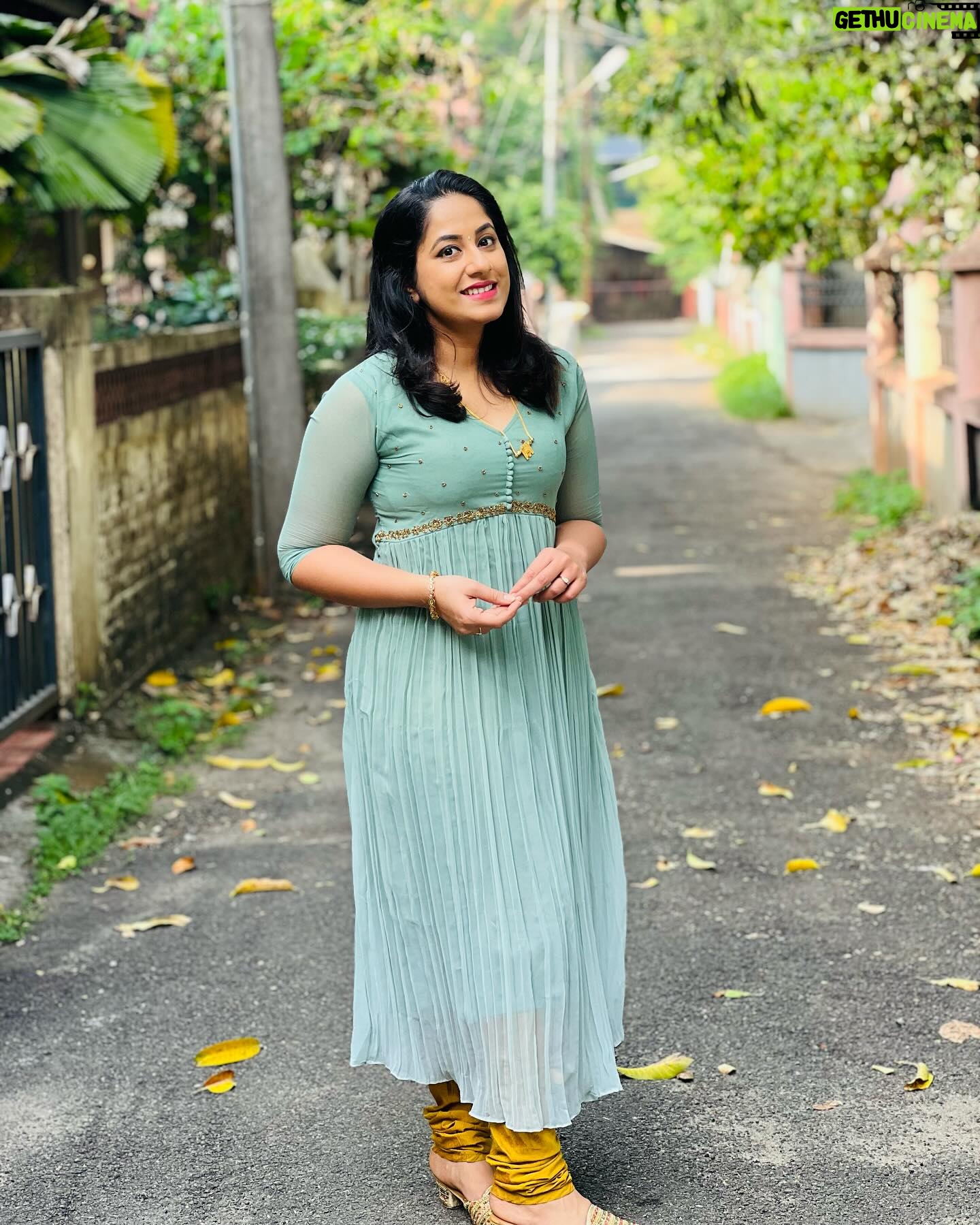 Jyothi Krishna - 3.6K Likes - തൃശൂർ എത്തിട്ട ❤️
📸 @mi.shhall
#naadu #thrissur #mythrissur #hometown #vacation #jyothikrishna