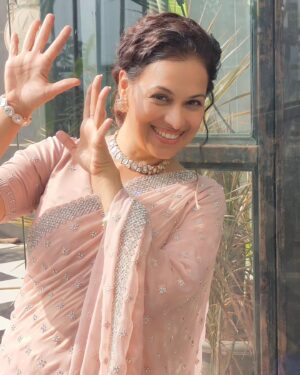 Jyoti Gauba Instagram - Kabhi dhoop kabhi chaon.
Kya karun🤔
 Aaj ghar baithu ya bahar jau?🥸

SUNNY DAY:Enjoying this beautiful sunny day! ☀️ Perfect weather to be out and about.

RAINY DAY: Staying cozy indoors while it rains outside. 🌧️ A perfect day for some relaxation.

.#sunny #rainy #sunnyday #rainyday #Sunshine #OutdoorFun #GoodVibes #SunnyVibes #ClearSkies #NatureLover#IndoorTime #RelaxationMode #RainyWeather #StayWarm #ChillDay #homesweethome

.  Which you prefer?