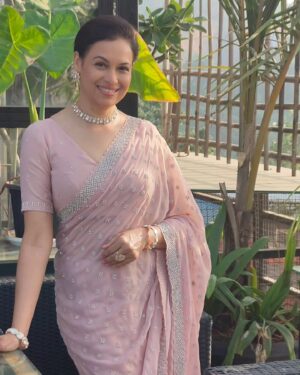 Jyoti Gauba Instagram - Kabhi dhoop kabhi chaon.
Kya karun🤔
 Aaj ghar baithu ya bahar jau?🥸

SUNNY DAY:Enjoying this beautiful sunny day! ☀️ Perfect weather to be out and about.

RAINY DAY: Staying cozy indoors while it rains outside. 🌧️ A perfect day for some relaxation.

.#sunny #rainy #sunnyday #rainyday #Sunshine #OutdoorFun #GoodVibes #SunnyVibes #ClearSkies #NatureLover#IndoorTime #RelaxationMode #RainyWeather #StayWarm #ChillDay #homesweethome

.  Which you prefer?