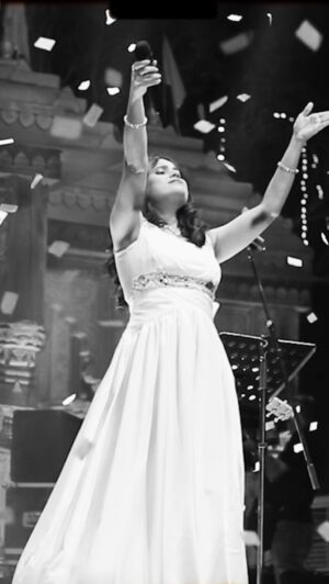 Jyotica Tangri Instagram - BORN TO SHINE ✨ 

JT LIVE🎶🎶🎤

subscribe Jyotica Tangri on YouTube for My Upcoming Songs 

#JTLive #jyoticatangri  #jyoticatangrilive  #jyoticatangrifans  #mungda #sunakshisinha  #music #instavideo  #keeploving