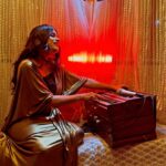 Jyotica Tangri Instagram - Harmonium pe abhi achha laga #Sabar ☺️ Try karke dekho! Ft. Machhar #Jyoticatangri #jtmusic #ghazal #punjabighazal #gayakekinian #gao #sunao #bajao #harmonium #indian #song