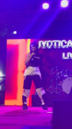 Jyotica Tangri Instagram - Nede nede aa tu aaja soneya🖤

#Jtlive #jyoticatangri #jtmusic #liveperformer