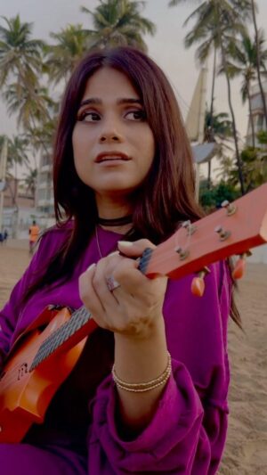 Jyotica Tangri Instagram - ‘Bheed mein bhi khud tanha sa paati hu! 
Tum aaoge toh duniya abaad lagegi’

#Sabar is all yours now, reels banao bohottttt sari🫶🏻

#jyoticatangri #jtmusic #sabar #newsong #latestpunjabisong #song #music #release #youtube #reelitfeelit