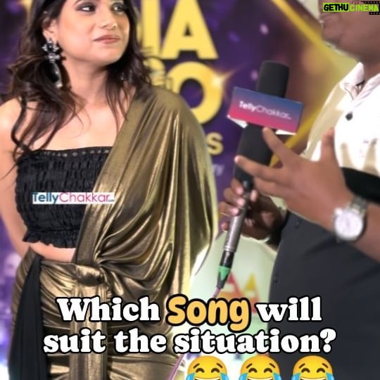 Jyotica Tangri Instagram - Which song will suit the situation? . . . . . Follow- @tellychakkar . . . . . #jyoticatangri #playbackginger #singer #indiansinger #hindisongs #oldsongs #reelitfeelit #reelkarofeelkaro #tellychakkar