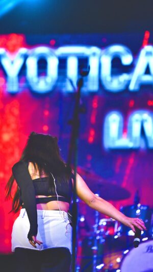Jyotica Tangri Instagram - This song had to be in the set list, my viral song from the reels 🔥
Song- Battiyan Bujhado 
Film- Motichoor chaknachoor 
Music- @ramjigulatiofficial 
Lyrics - @kumaarofficial 

#Jyoticatangri #jtlive #jtmusic #nawazuddinsiddiqui #sunnyleone #battiyanbujhaado #jyoticasongs