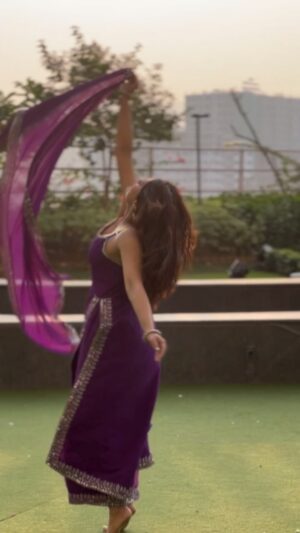 Jyotica Tangri Instagram - Dancing is my favourite way of releasing stress, expressing emotions and celebrating anything, mujhe naachna aaye ya na aaye par mai zaroor dance karti hu, alag si khushi milti hai mujhe🧡 wishing you all a very happy World dance day 💃🏻 
Grateful for my teachers in life who have taught me all the dance that I do my Guruji late Sh. Dharminder kathak ji and @shital_agrawal7