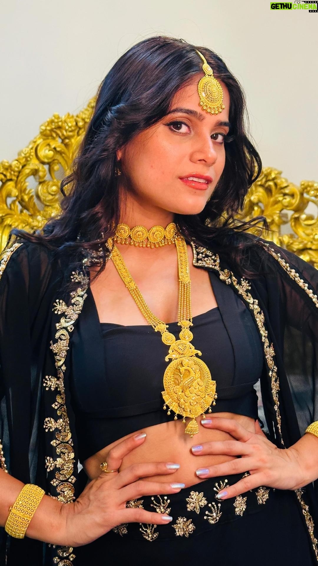 Jyotica Tangri Instagram - Teriyan akkhan = Sone da chubara te Rangeen baariyan ๐ซถ๐ป Jewellery by ๐ @suhagjewelers New jersey, USA #Jyoticatangri #jtmusic #bajredasitta #sonedachubara #jyoticatangrisongs #jyoticatangrilive