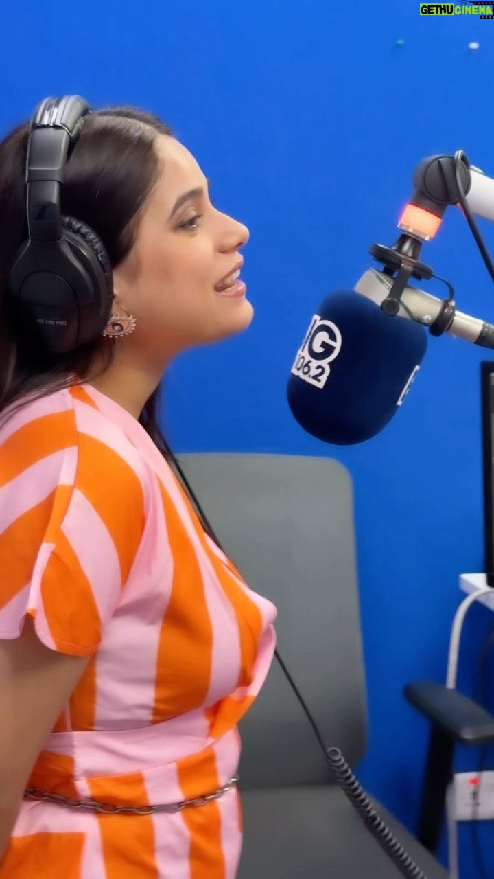 Jyotica Tangri Instagram - Jyotica Tangri the girl with a golden voice receives her Golden Visa from Dubai government 🎉 she celebrates her big win with @106.2bigfm Congratulations Jyotica ❤️ @lovindubai @dubai.government