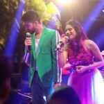 Jyotica Tangri Instagram - When #Jtlive ft. Arjuna Harjai happened for the first time, we sang #chhotichhotigal on stage together, do you all know its one of my favourite songs out of all the ones I have sung🧡 Song- Chhoti Chhoti Gal Singer- @jyoticatangri Music- @arjunaharjai Lyrics- @kumaarofficial Film- #motichoorchaknachoor • • • • #Jyoticatangri #ArjunaHarjai #songs #nawazuddinsiddiqui #athiyashetty #jtmusic #jtlive #livesinging #perform #artist